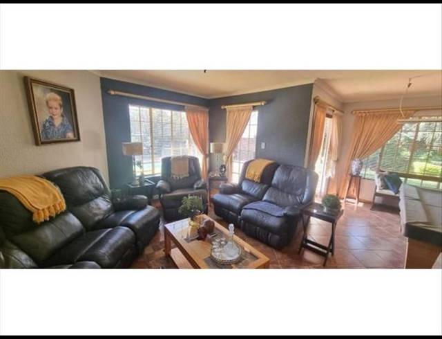 4 BEDROOM HOUSE FOR SALE IN VAN RIEBEECK PARK